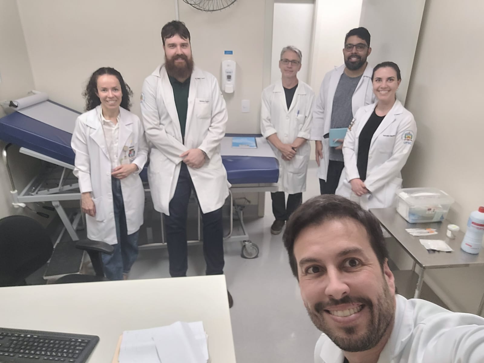 No Ambulatório do projeto: Valéria Pereira Silva, psiquiatra do HU; Matheus Steiglich, psiquiatra voluntário; Ricardo Guarnieri, psiquiatra do HU; Frederico Moreira, psiquiatra voluntário; e os residentes (R3) Nathália Martins e Luiz Fernando Niquerito Nunes(crédito: arquivo pessoal)