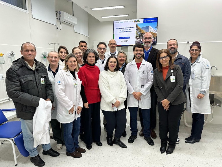 Profissionais e gestores do HUSM, da UFSM e da Ebserh celebram a entrega do Ambulatório de Hemodiálise Ambulatorial