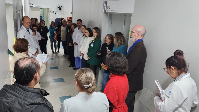 Profissionais e gestores do HUSM, da UFSM e da Ebserh na solenidade de entrega do Ambulatório de Hemodiálise Ambulatorial