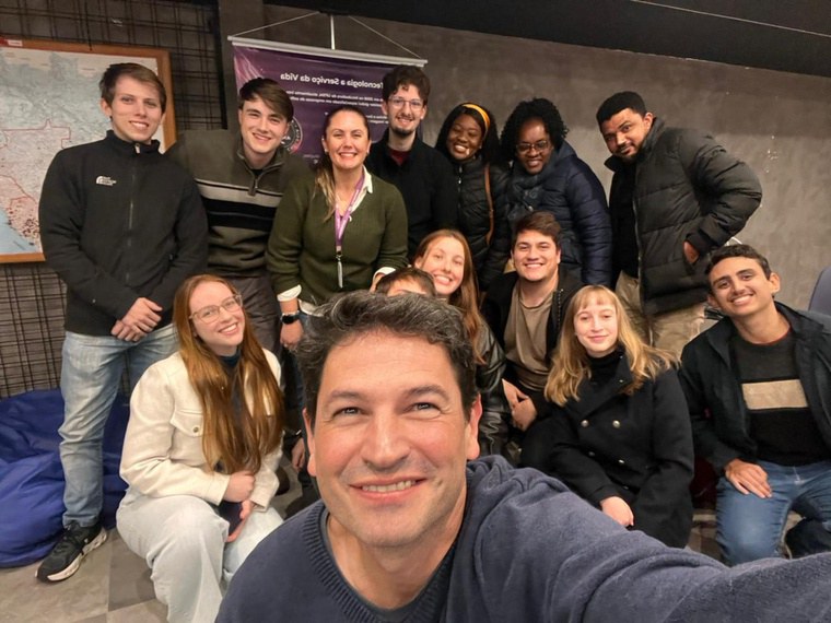 Dentistas angolanas participaram de visita ao Curso de Odontologia da UFSM durante período de formação no HUSM