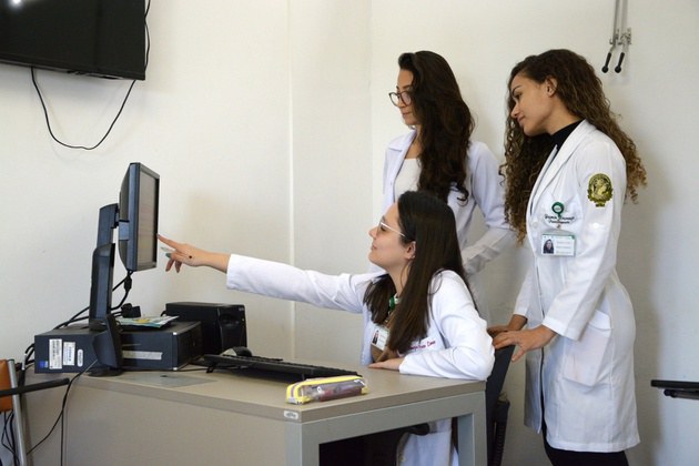 Provas objetivas de concurso para área médica da Rede HU Brasil ocorrem neste domingo (29)