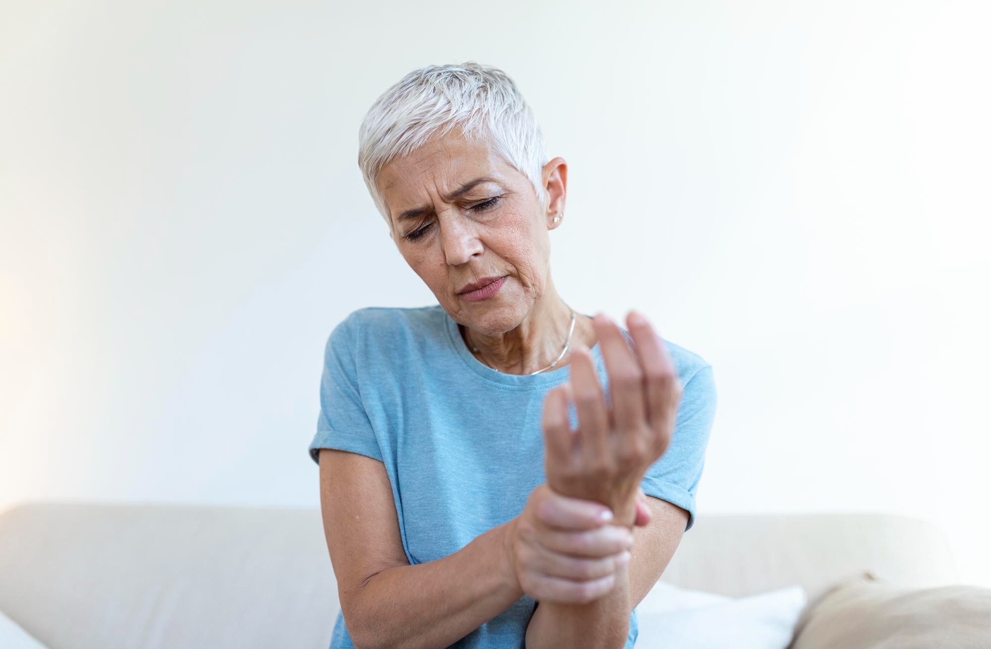 Reumatologista da HU Brasil explica sintomas, diagnóstico e tratamento da fibromialgia