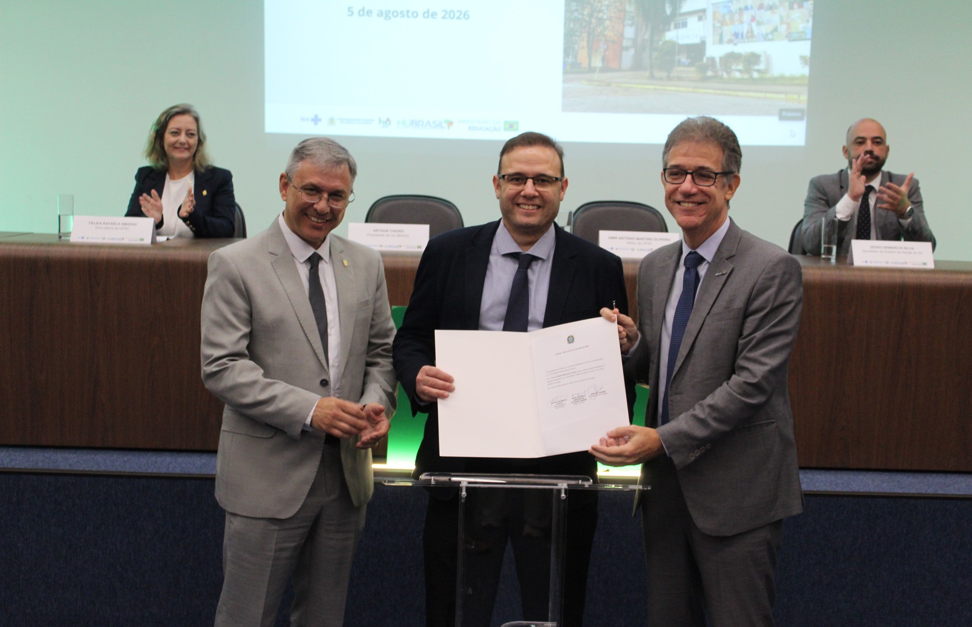 HU Brasil e HU-UFSC oficializam posse do novo superintendente do hospital de Florianópolis