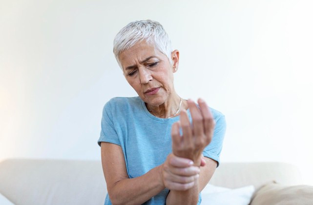 Reumatologista da HU Brasil explica sintomas, diagnóstico e tratamento da fibromialgia