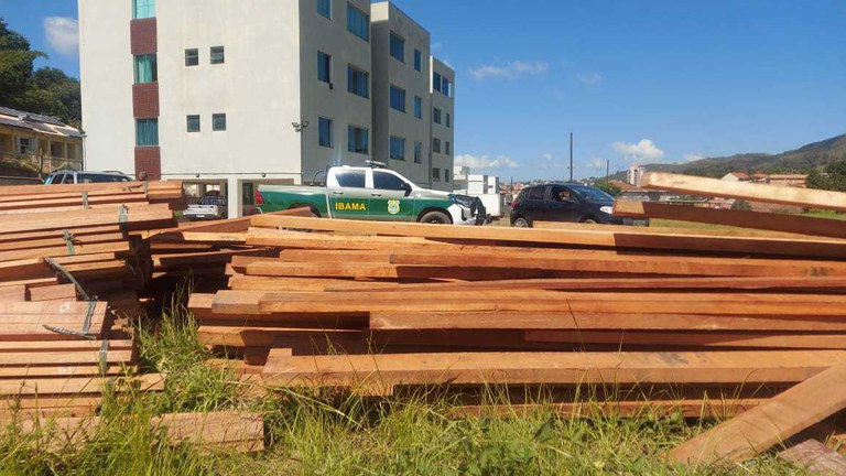 2021-04-28-apreensao-castanheira-Brasil2-Ibama-PRF