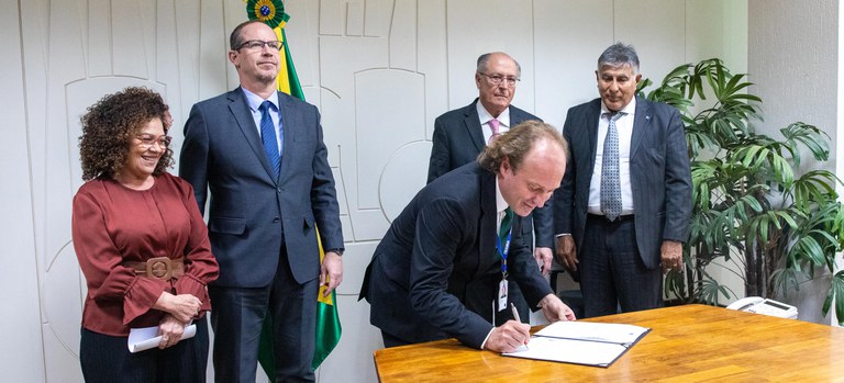 Assinatura do ACT entre o Ibama e a ABDI, em evento que simboliza a colaboração mútua para a modernização de processos e o impulso à sustentabilidade no Brasil.