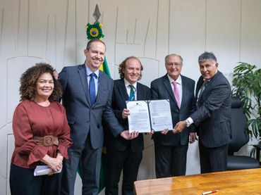 Acordo assinado na presença de autoridades