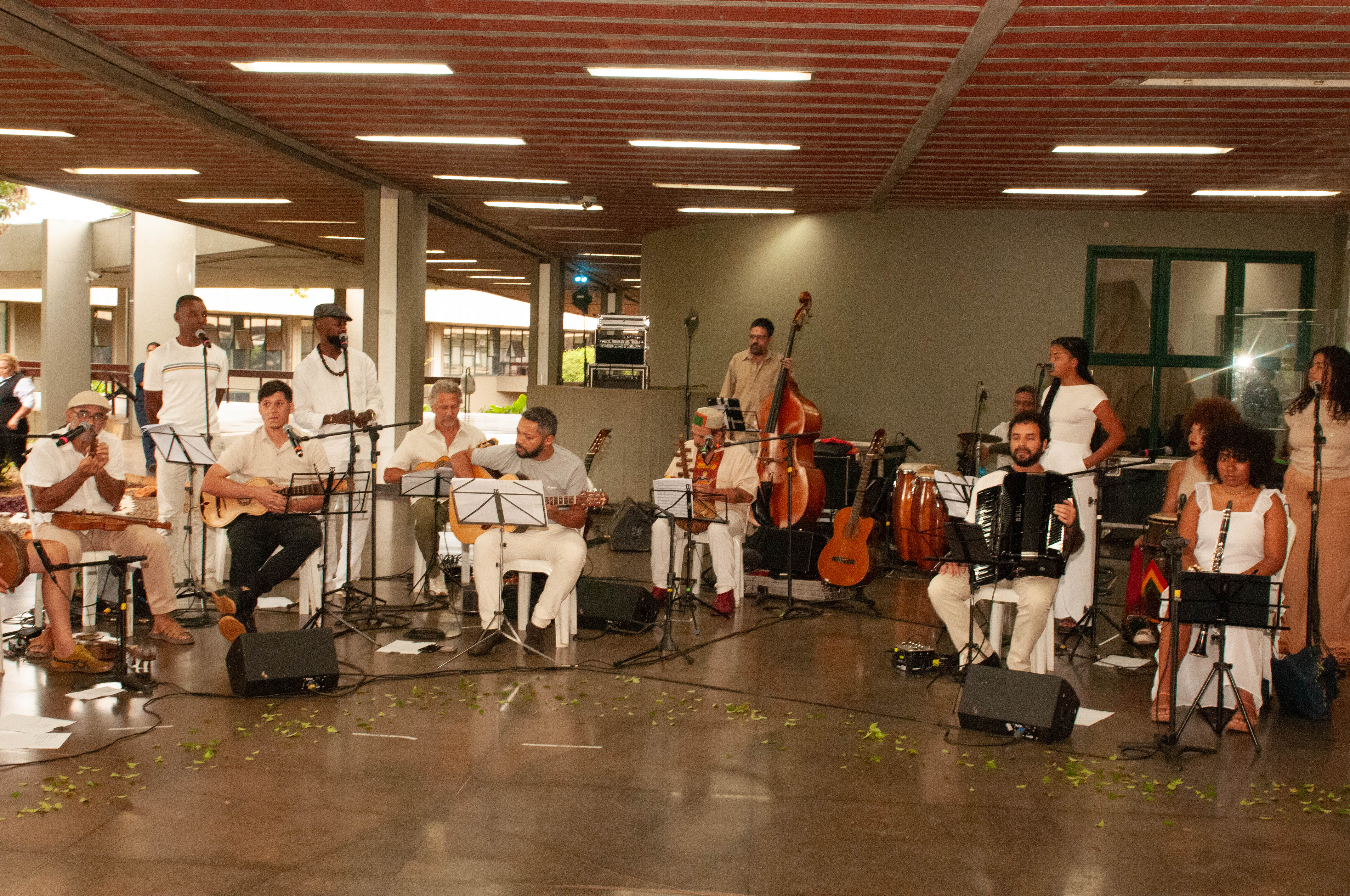 Orquestras Mundana Refugi e M’borai