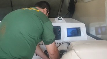 2025-08-14 Fiscal do Ibama aplica lacre em embarcação que perseguiu baleia.jpg