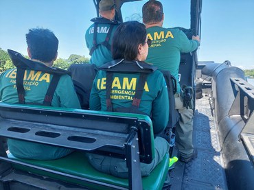 2025-08-26 Fiscais do Ibama durante ronda no rio Pará.jpeg