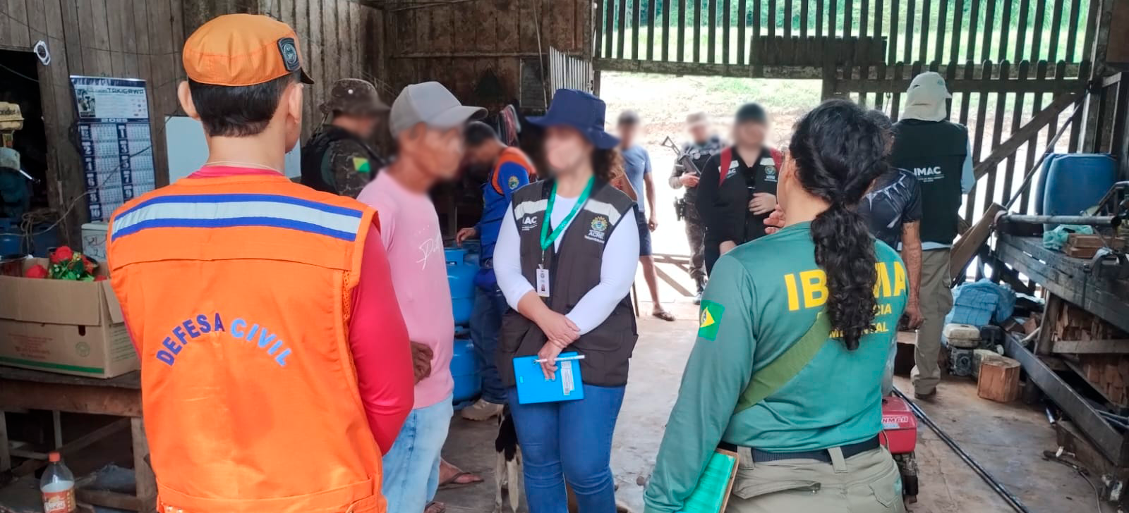 Agentes ambientais dentro da balsa-flutuante que recebeu notificação para regularização ambiental.png