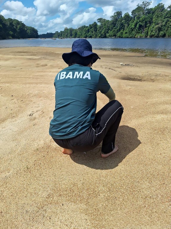 Representante do Ibama durante evento no rio Oiapoque