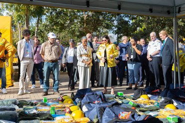 Coordenadora-geral do Prevfogo, Flavia Saltini, apresentando os novos EPIs para os visitantes Fotos: Vinicius Cardoso/Ibama