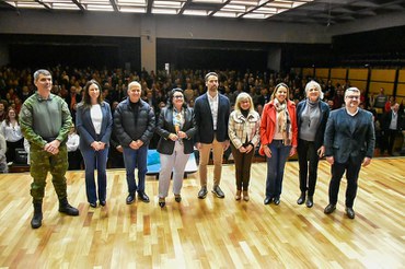 2025-06-05 Diara Sartori, superintendente do Ibama no RS ao lado de representantes de entidades estaduais e do governador do estado, Eduardo Leite.jpeg