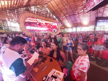 2025-06-26 Turistas em Parintins visitam estande do Ibama no festival do Boi Bumbá, no Amazonas.jpg