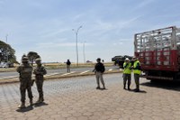 Fiscalização aborda veículos com carga perigosa no DF e entorno