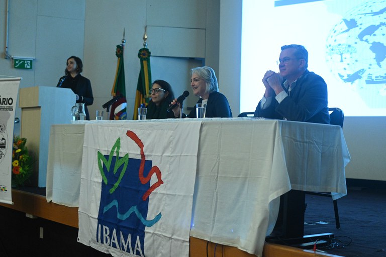 Mesa do evento composta por servidores do Ibama.JPG
