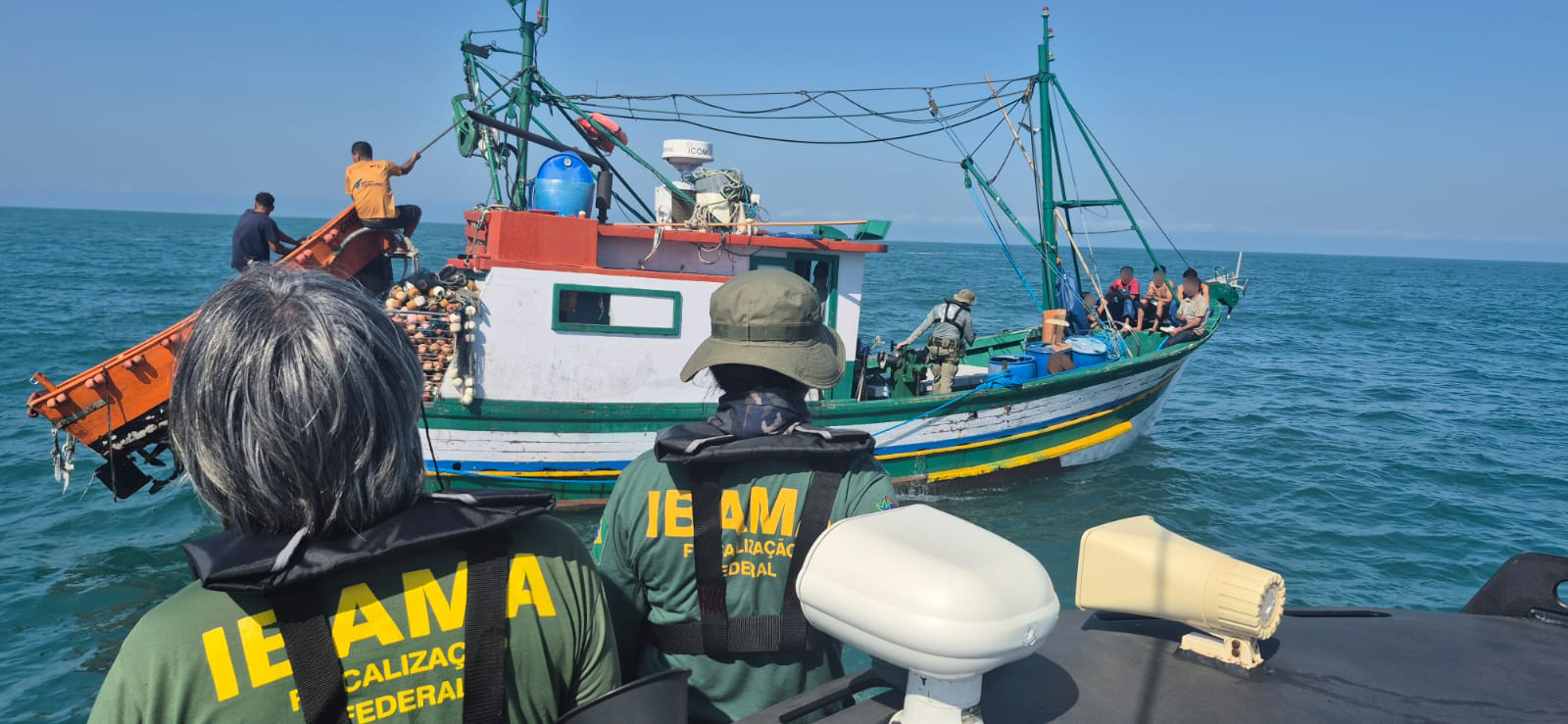 2025-08-29 Equipe de fiscalização durante abordagem de embarcação.jpeg