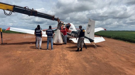 2025-07-04 Agentes da Força Nacional e da Agência Nacional de Aviação Civil (ANAC) inspecionam aeronave agrícola durante fiscalização - Foto Casa de Governo.jpeg