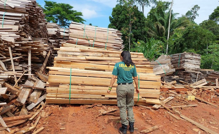 2025-11-13 Fiscal vistoriando o material.jpeg