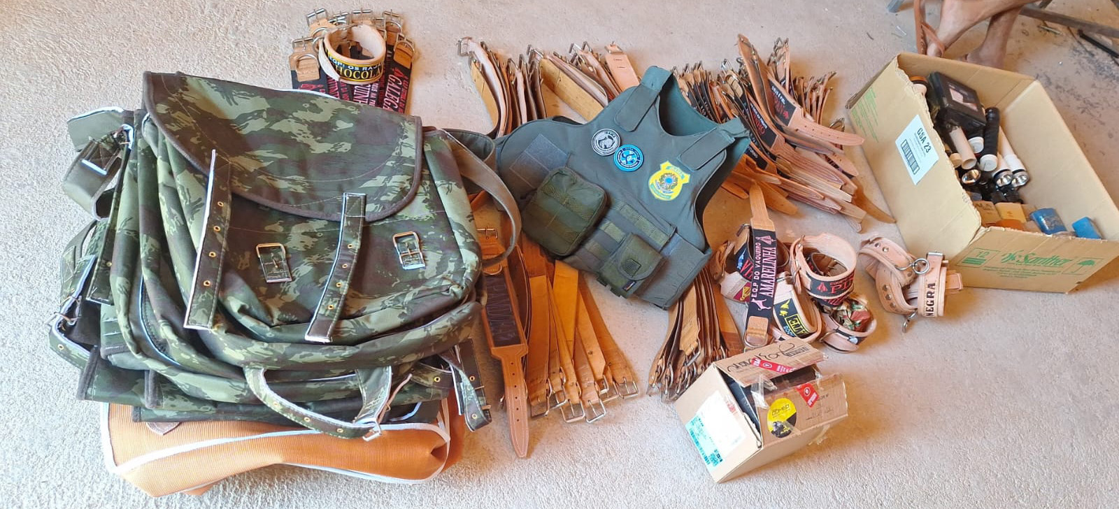 2025-11-10 Equipe do Ibama encontrou 104 coleiras padronizadas para cães de caça na casa de um dos vendedores de animais silvestres.jpg