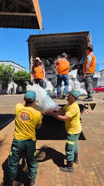 2025-11-24 Brigadistas ajudam na triagem e no transporte de doações para as famílias afetadas.jpg