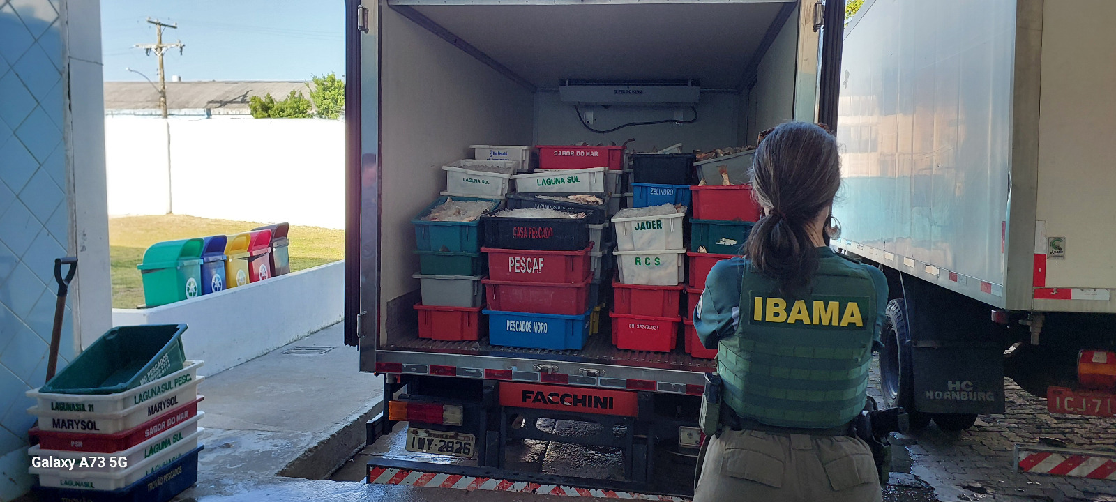 2025-11-09 Agente do Ibama acompanha o transporte do pescado apreendido.jpg
