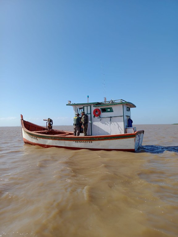 2025-12-09 Agentes do Ibama e da Brigada Militar Ambiental atuaram na operação, na Lagoa dos Patos (RS).jpg