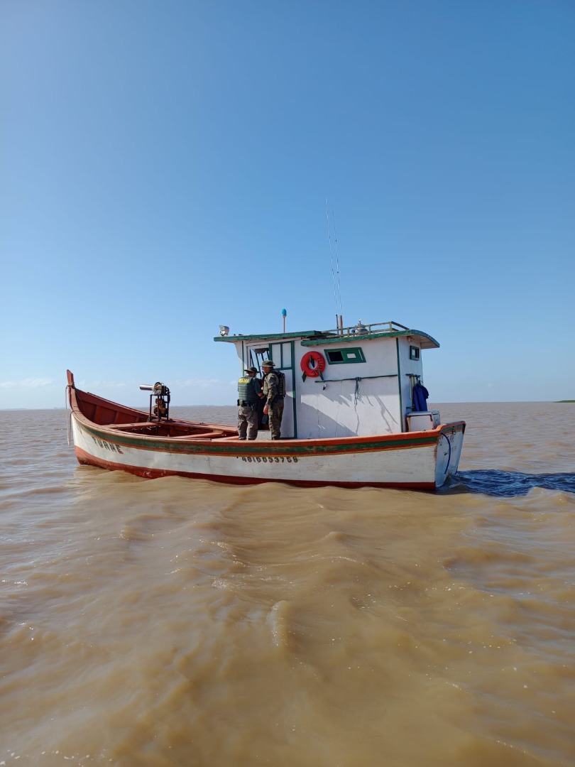 2025-12-09 Agentes do Ibama e da Brigada Militar Ambiental atuaram na operação, na Lagoa dos Patos (RS).jpg
