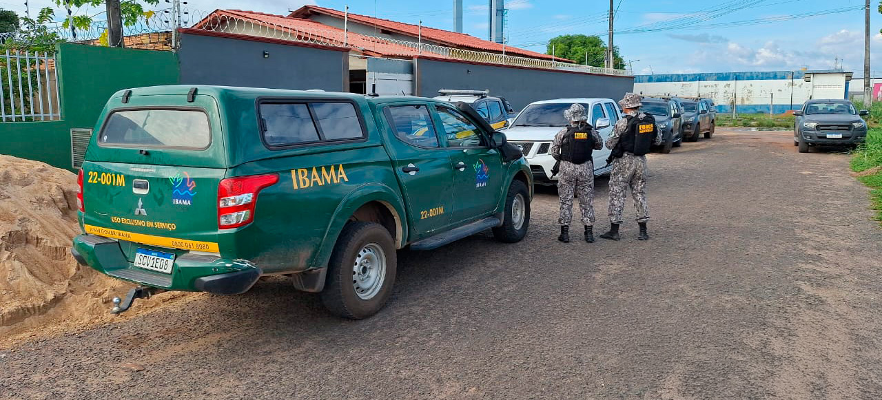 Ibama, PRF e Força Nacional encontram cassiterita espalhada no quintal de casa de infratores.png