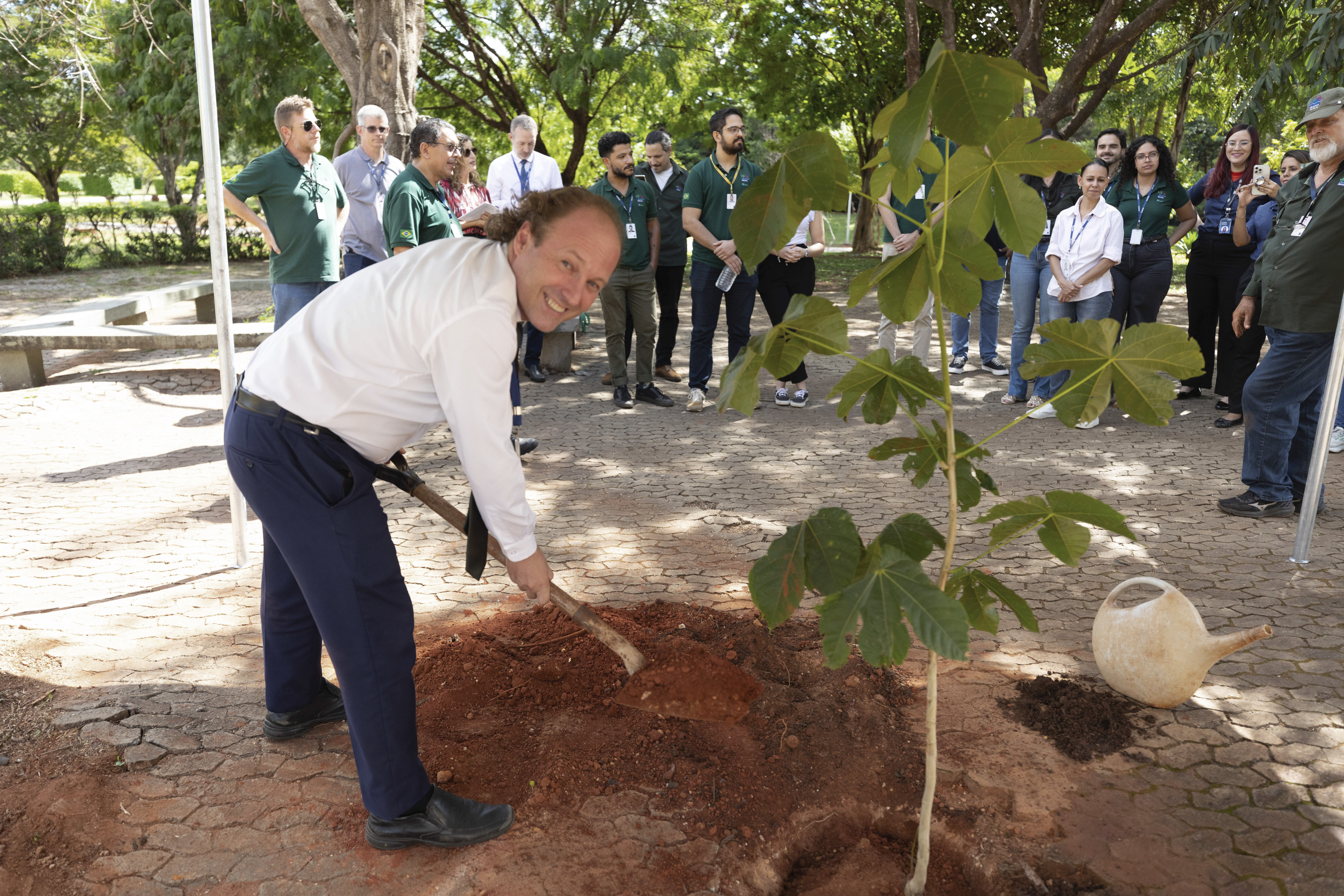 Rodrigo Agostinho no plantio de árvores na sede do Ibama