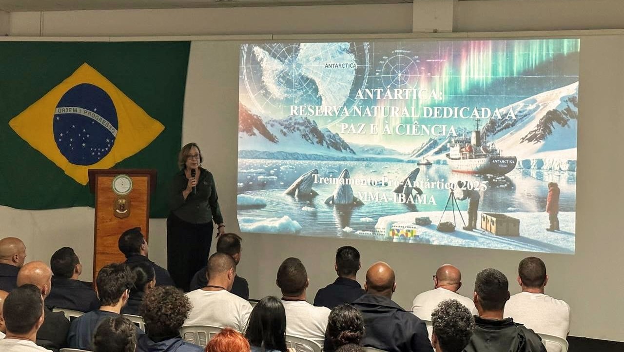 2025-08-14  Illona Sá, servidora do Ibama, ministra palestra no Treinamento Pré-Antártico 2025.jpg