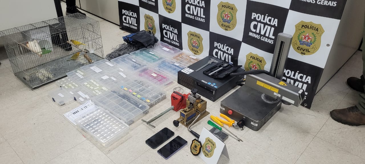 2025-11-14 Materiais utilizados na fabricação ilegal de anilhas foram recolhidos para perícia.jpeg