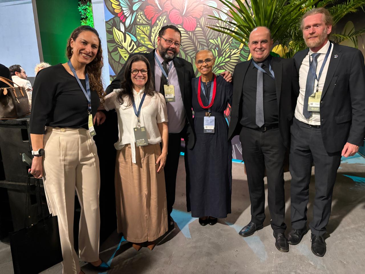 2025-11-06 Servidores e diretores do Ibama ao lado da ministra do Meio Ambiente, Marina Silva.jpeg