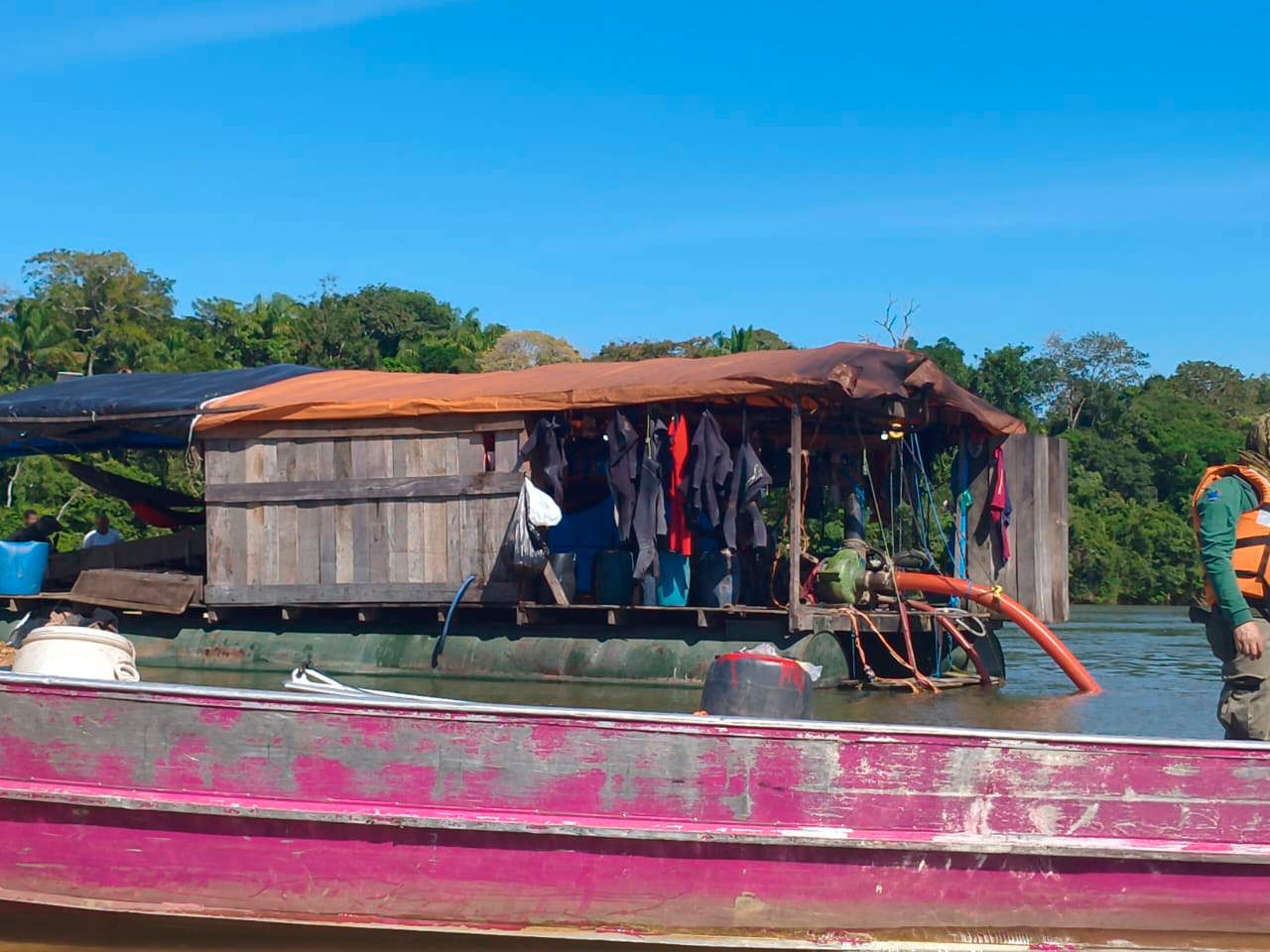 2025-06-16 Balsa com draga no rio Teles Pires, que abastece comunidades tradicionais na região.png
