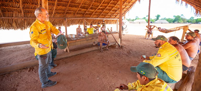Brigadistas e comunidades sentaram-se lado a lado para trocar técnicas e histórias sobre o manejo do fogo