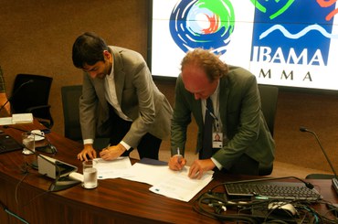Os presidentes da EPE, Thiago Prado, e do Ibama, Rodrigo Agostinho, assinam acordo de cooperação técnica entre as duas instituições