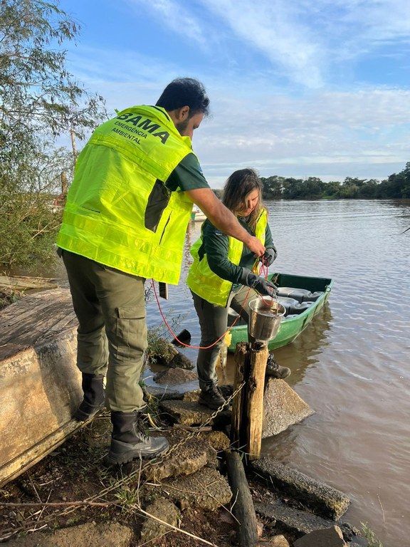 2025-10-22 Servidores do Ibama durante coleta para monitoramento ambiental no RS.jpeg