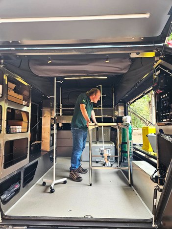 Presidente do Ibama no interior do SamuVet entregue em Cuiabá (MT)