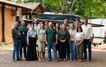 Rodrigo Agostinho, servidores do Ibama e autoridades de outras entidades na entrega do SamuVet