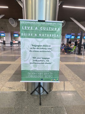 2025-11-07 Equipes do Ibama realizam ação educativa no Aeroporto Internacional de Belém, orientando turistas.jpg