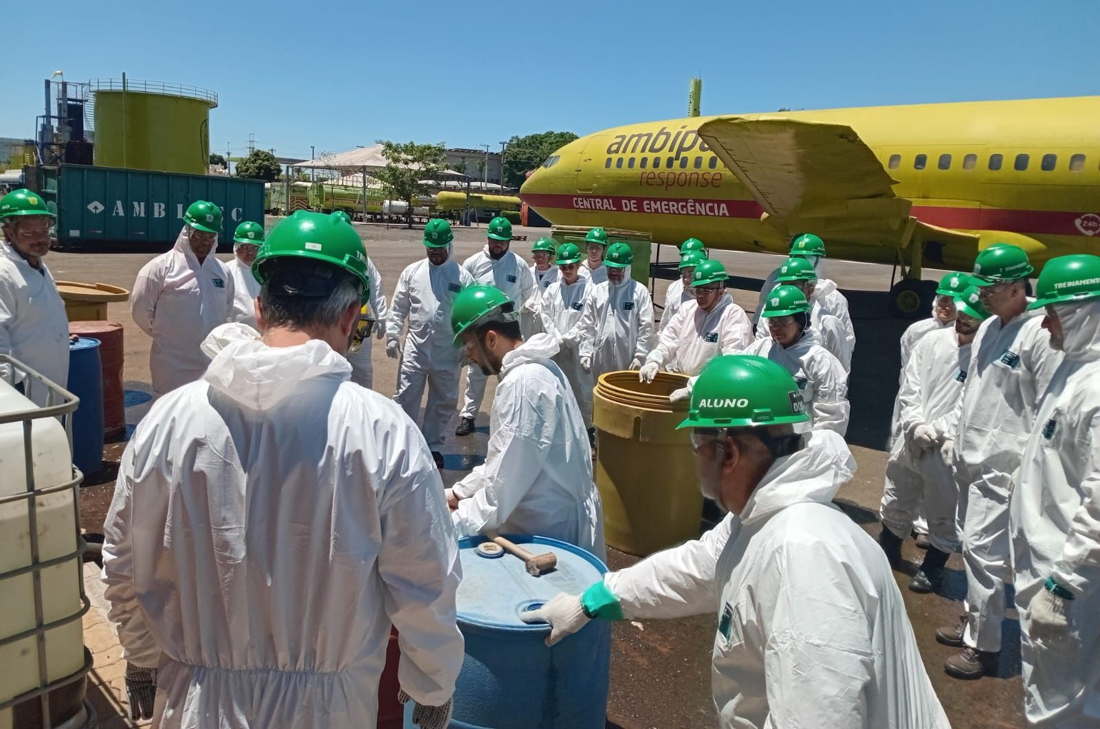 2025-11-13 Atividade de encapsulamento em bombona de barril com vazamento.jpeg