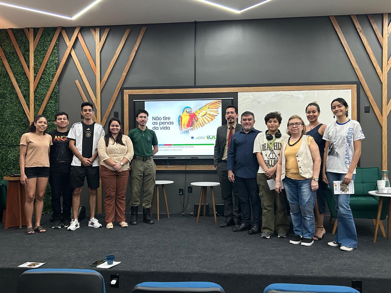 2025-06-24 Alunos da UFAM e equipe do IbamaAM durante palestra da campanha Não Tire as Penas da Vida.jpg