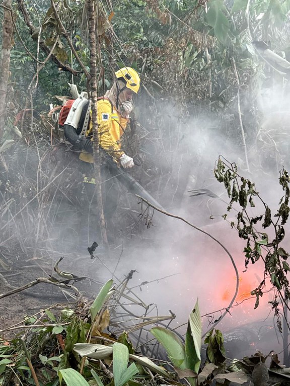 2025-11-24 Equipe do Prevfogo-Ibama realiza queima controlada em roças tradicionais, reduzindo o risco de incêndios.jpg