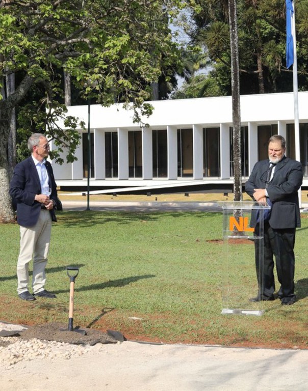 2025-09-16 Embaixador dos Países Baixos (esquerda) e servidor do Ibama (direita) em inauguração do jardim.jpg