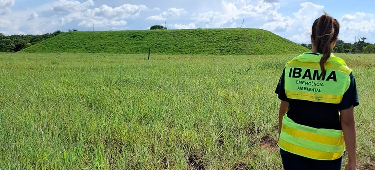 2025-12-04 Servidora do Ibama observa o depósito final de rejeitos radioativos do césio-137, em Goiás.jpg