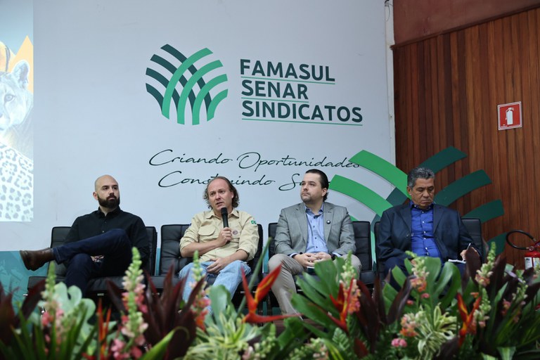 2025-09-01 O presidente do Ibama, Rodrigo Agostinho (de camisa bege), fala na abertura do evento.jpg