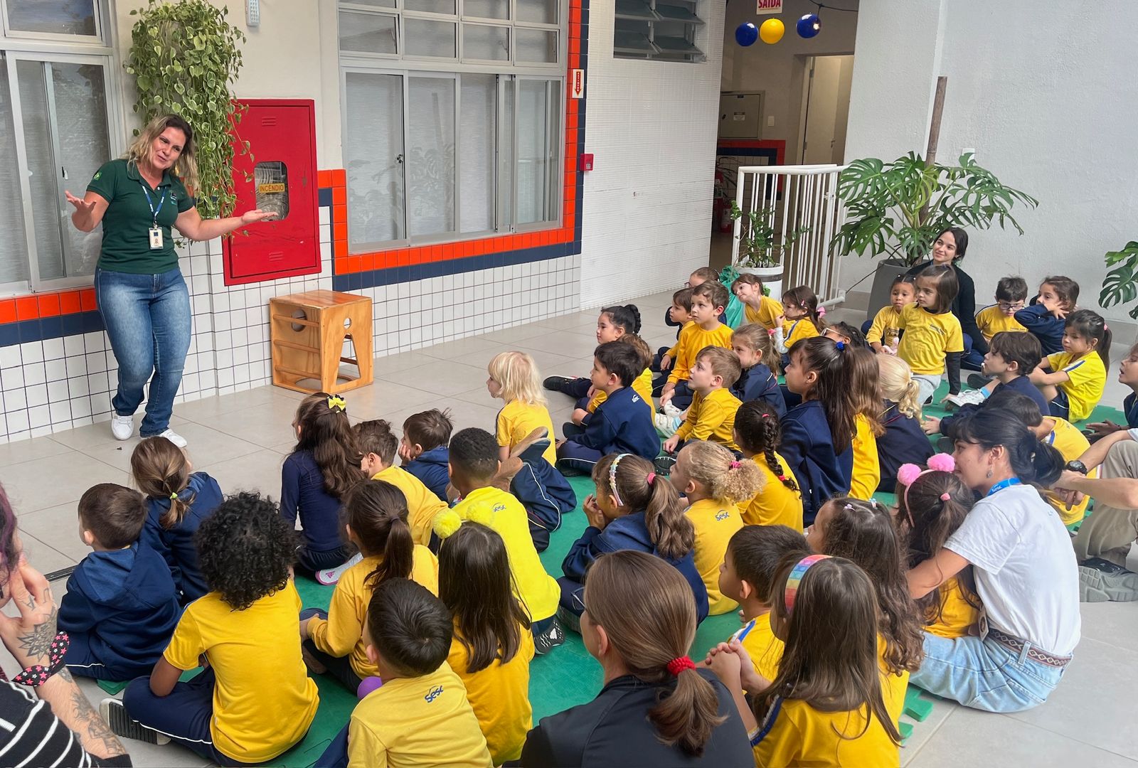 2025-05-29 Alunos e professores atentos à palestra de servidora do Ibama.jpeg