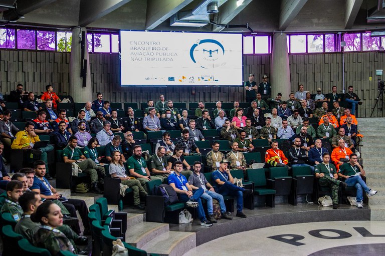 Participantes do 1º Encontro Brasileiro de Aviação Pública Não Tripulada