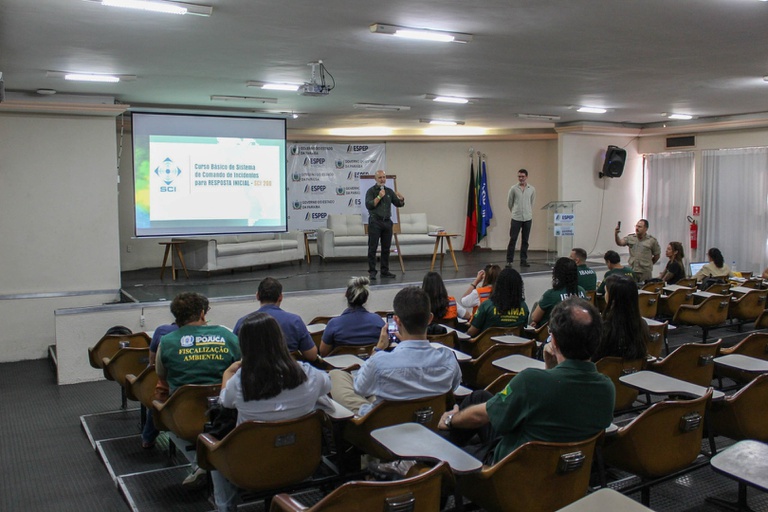 2025-12-19 Superintendente do Ibama na Paraíba, Nino Amazonas, e o coordenador-geral de Emergências Ambientais e Climáticas, Marcelo Amorim, durante a abertura do evento sobre SCI-200.jpg